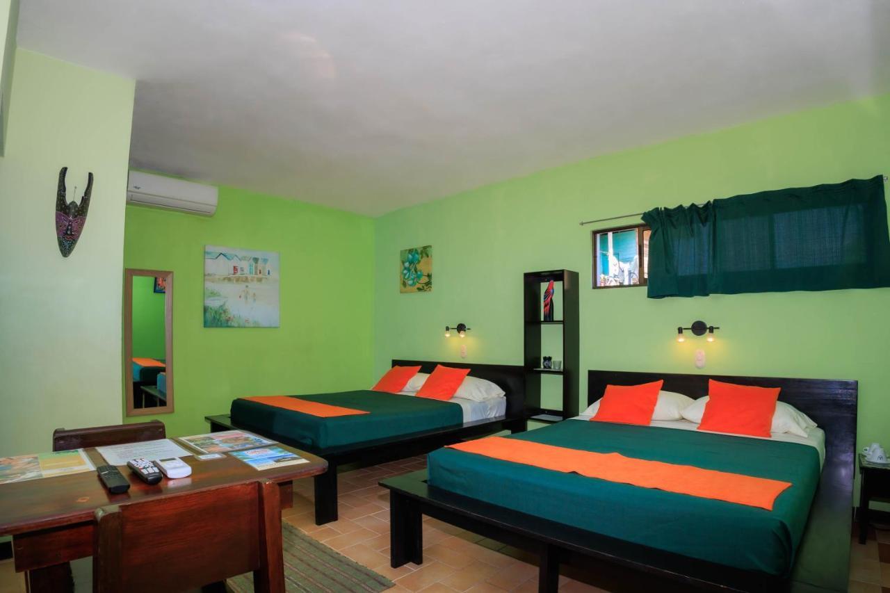 Hotel Boutique La Casa De Las Flores Cahuita Exterior photo